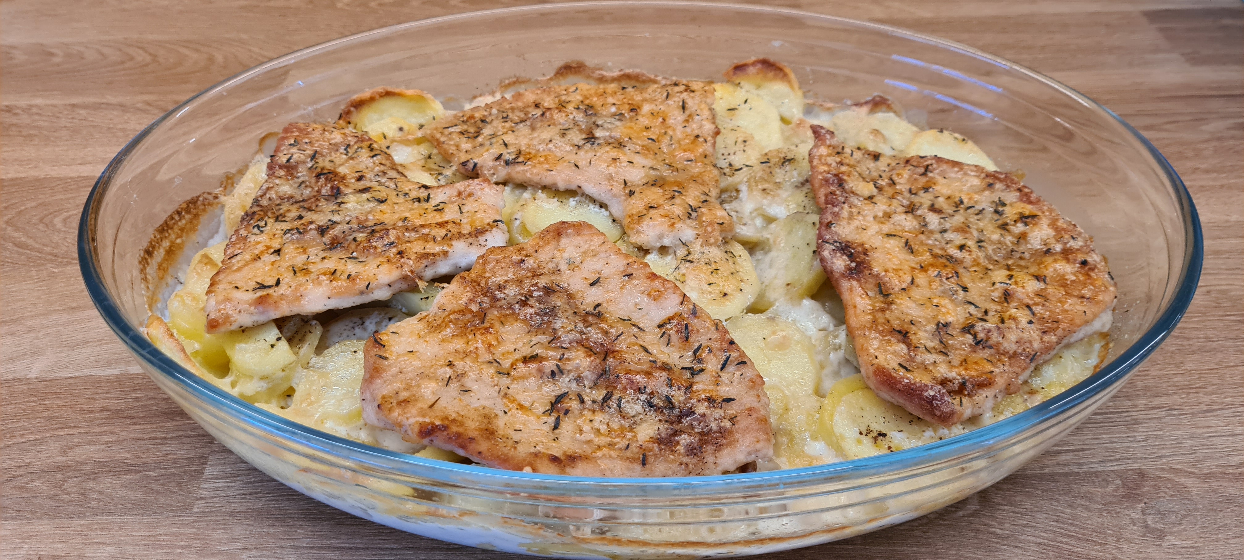 Glutén- és laktózmentes parmezános pulykamell velesült burgonyával