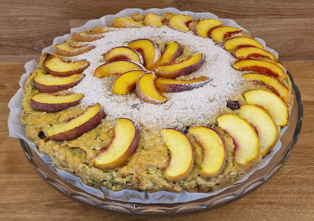 Glutén- és laktózmentes cukkinis őszibarackos pite