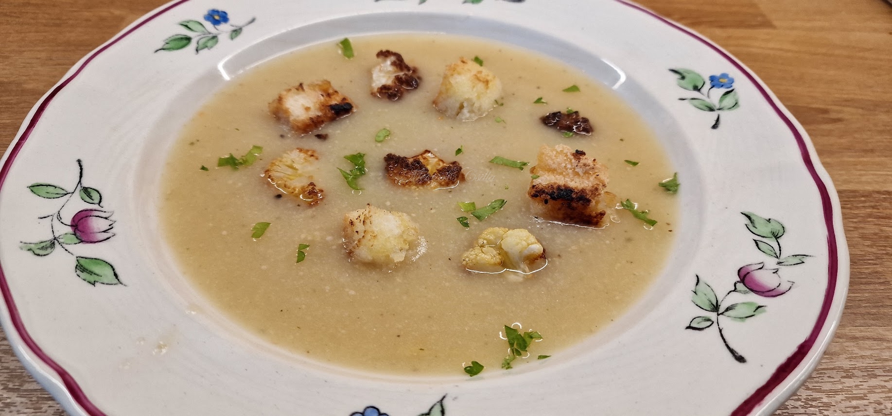 Karfiolkrémleves fokhagymás krutonnal és grillezett karfiollal